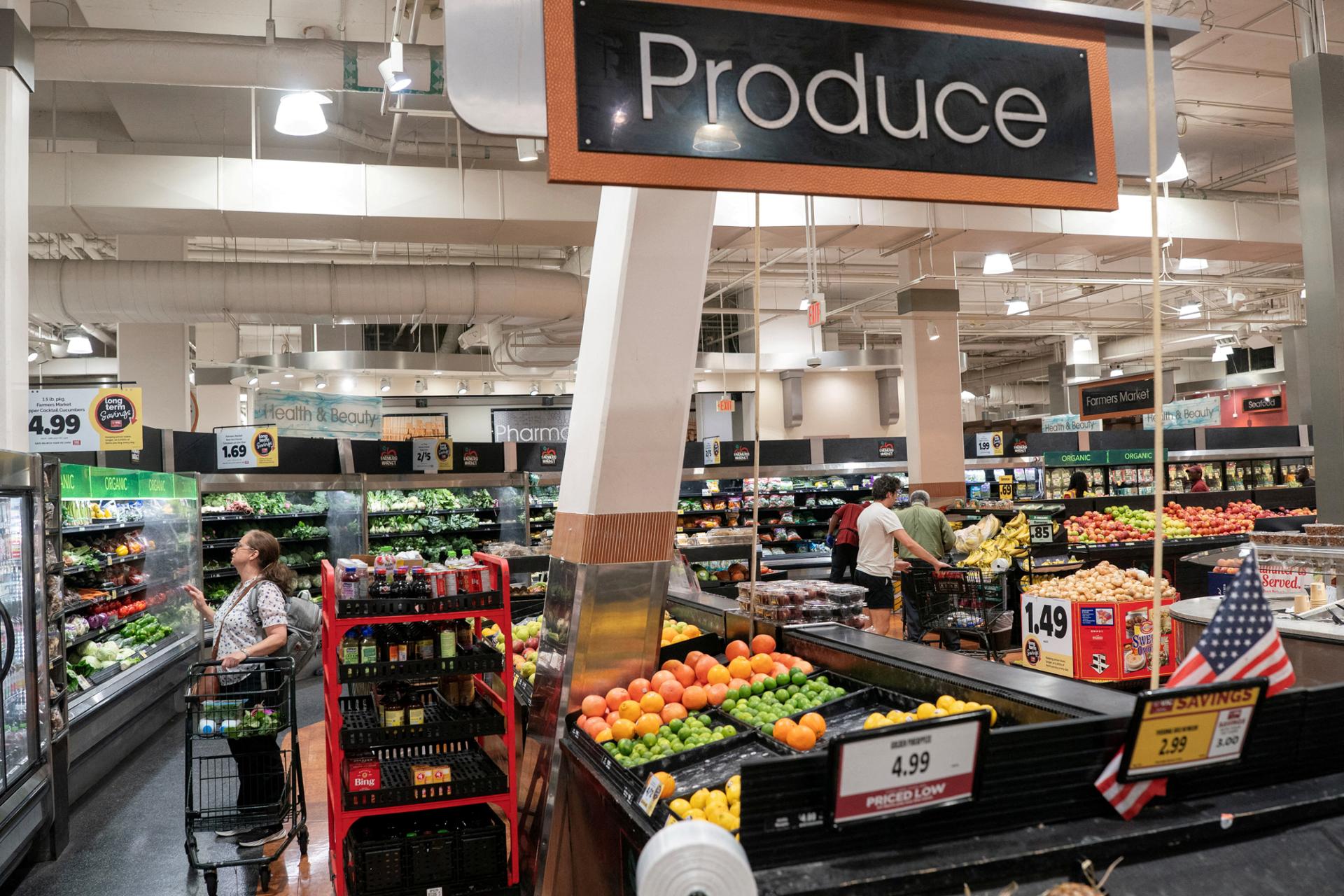 US consumer confidence sinks to lowest level since 2014