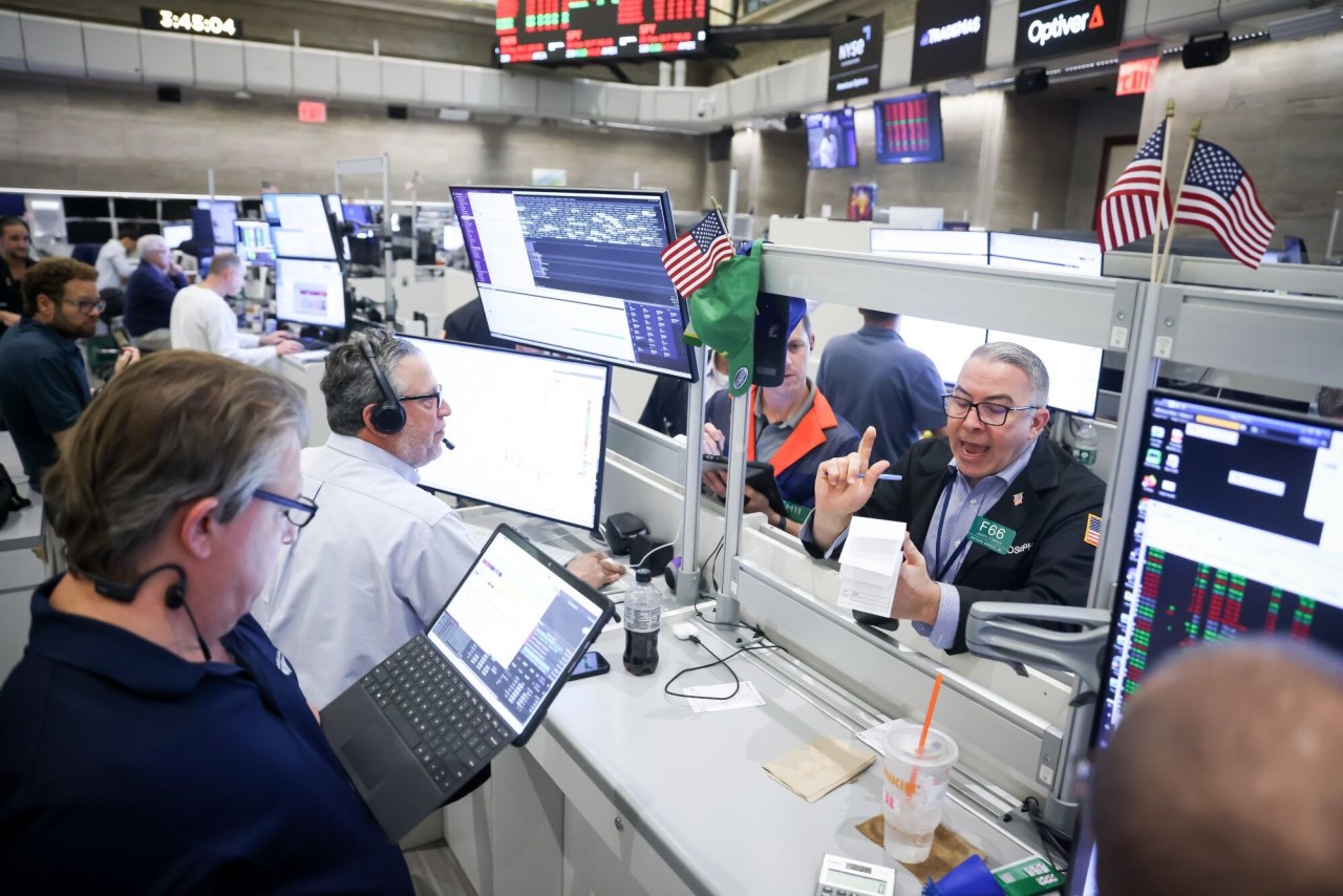 U.S. Stocks Edge Lower as Consumer Confidence Sinks