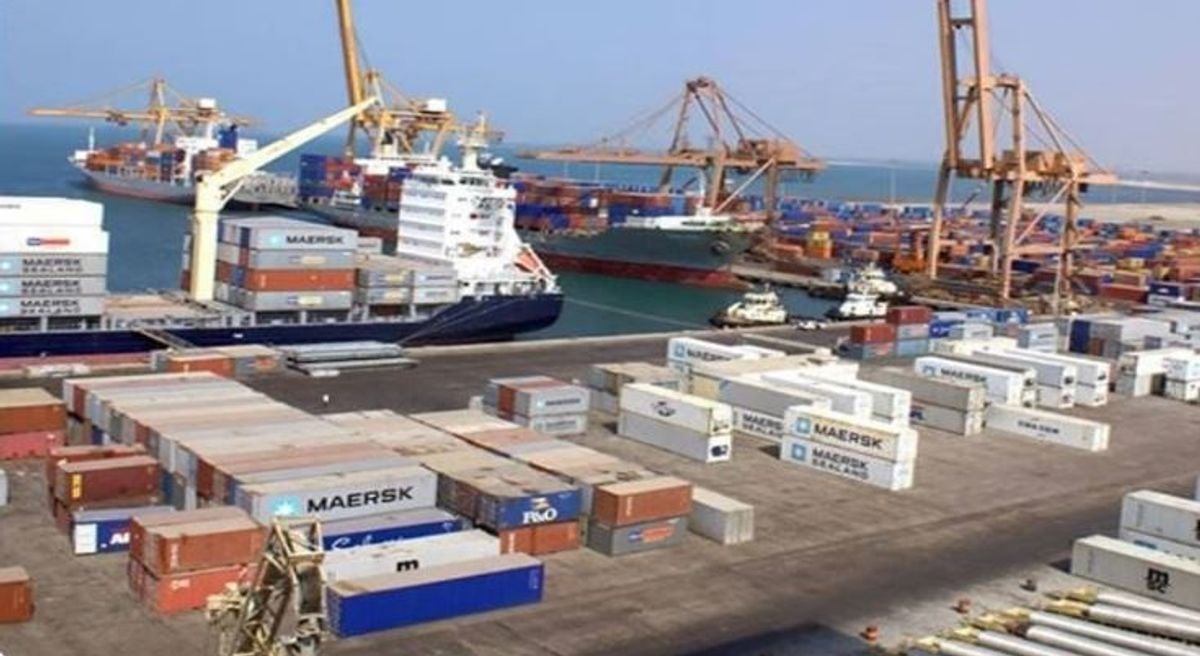 Mokha port suspends all operations after Houthi missile attacks
