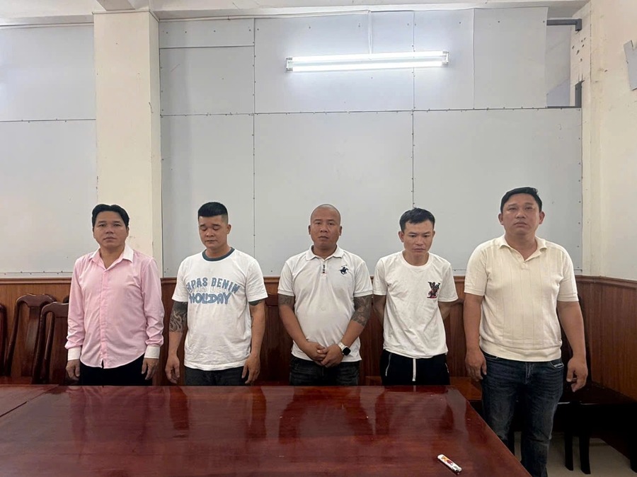 Motorbike taxi drivers arrested nearly 3 years after robbery of Danish tourists in Vietnam