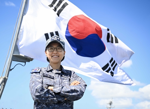 Navy names 1st female commander for large amphibious transport ship