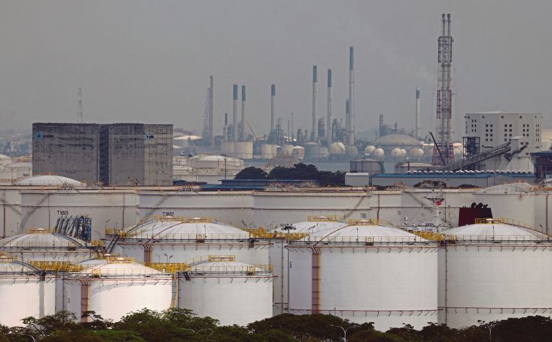 Oil prices settle down 2.5pct on signs Middle East exports recovering