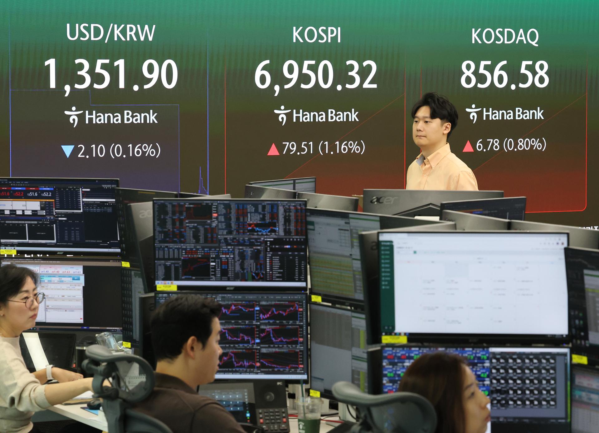 Seoul stocks open higher on chip gains