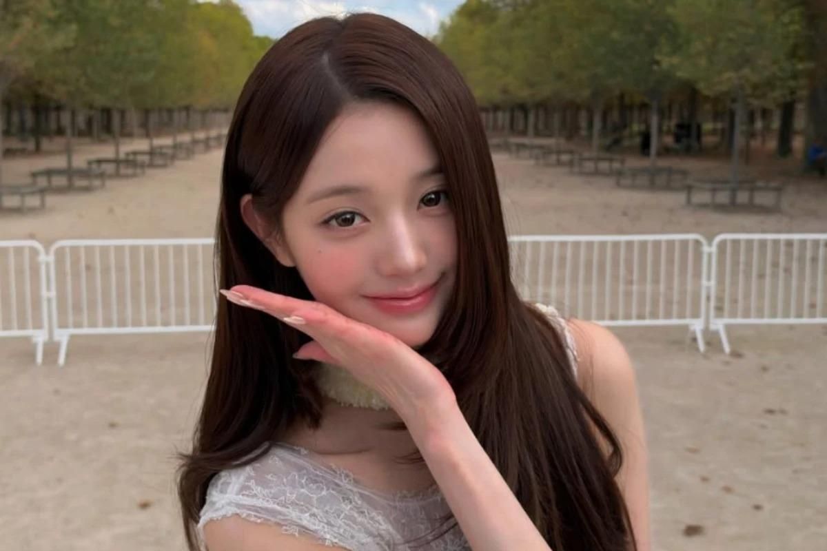 IVE member Jang Won-young's first Dior show — and a meeting with BLACKPINK's Jisoo