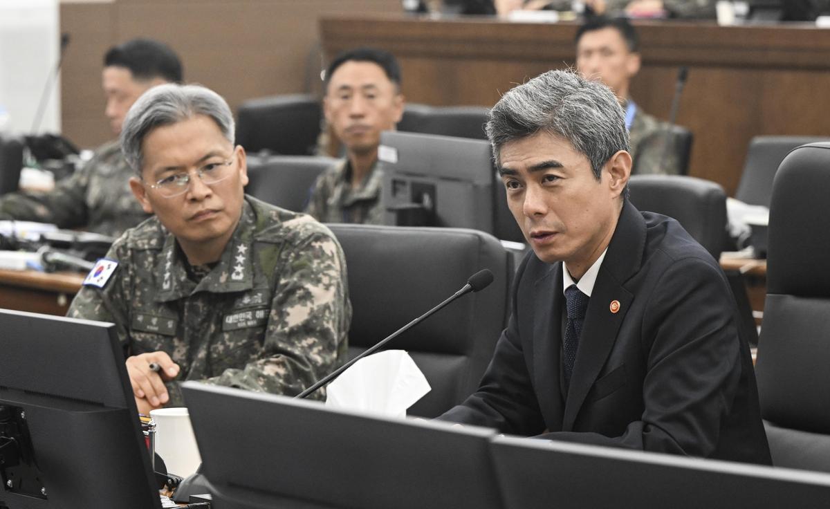 Defense chief visits naval command center to inspect military readiness