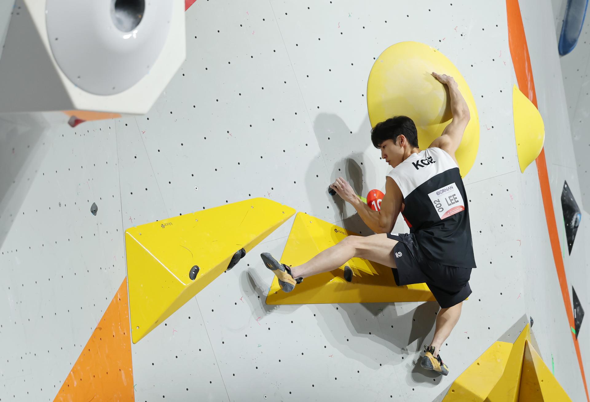 Sport climber Lee Do-hyun grabs silver in men's boulder