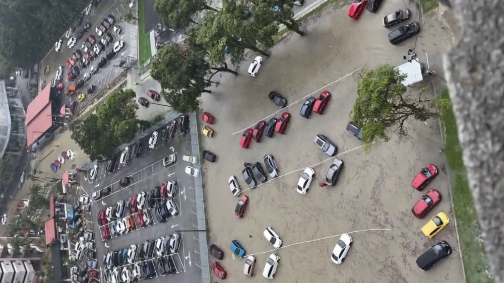 Several areas in Johor Bahru hit by flash floods following heavy rain (VIDEO)