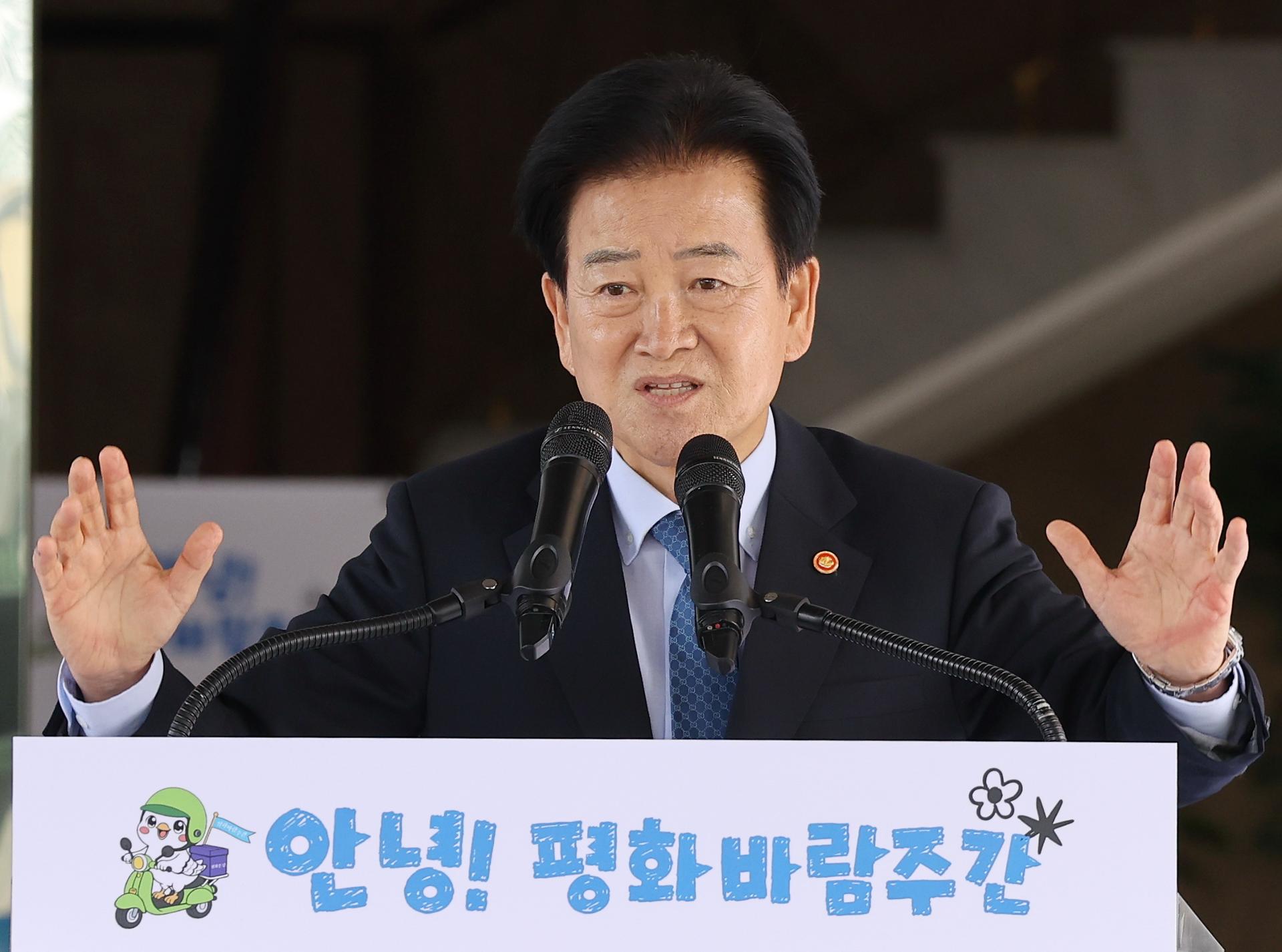 Unification minister cuts short Europe trip on DMZ blast