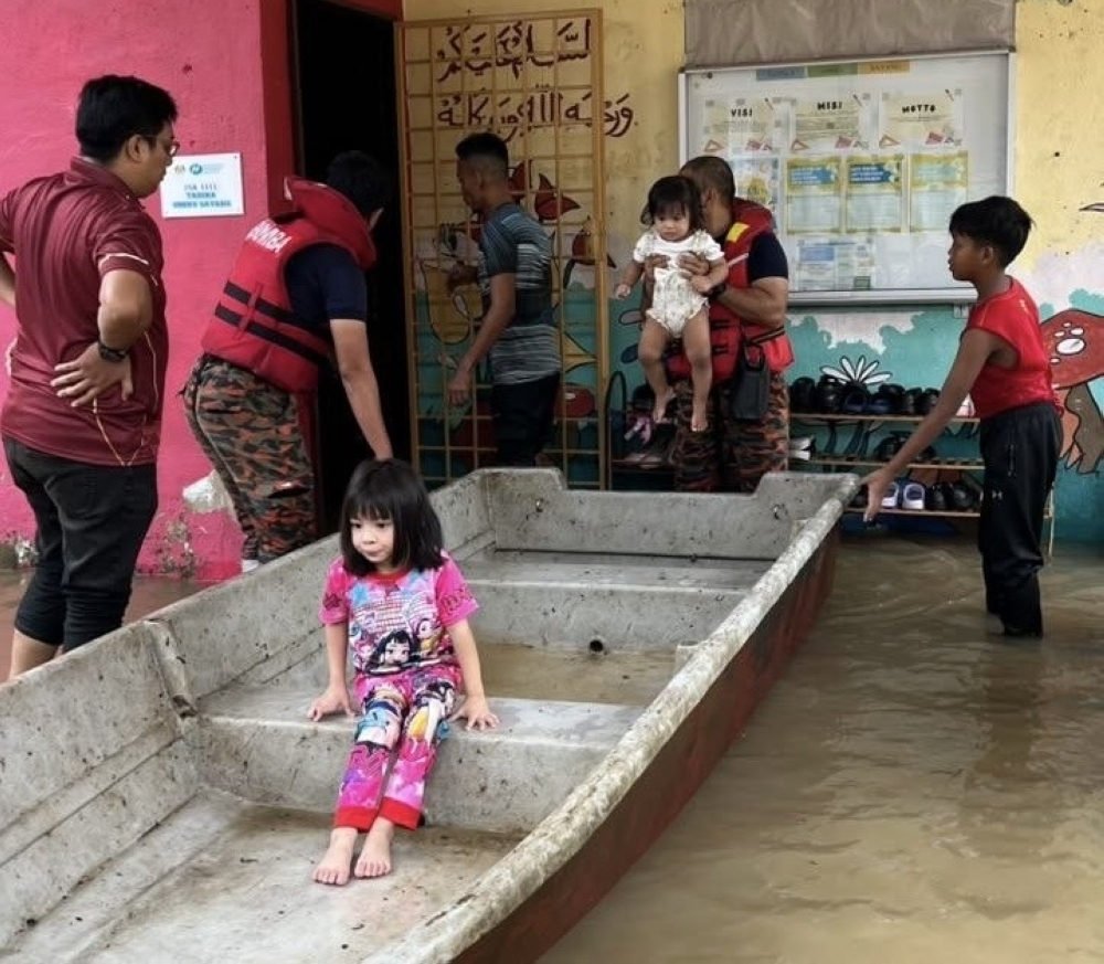In Johor Bahru, firemen rescue 44 pupils and teachers in kindergarten trapped by flash flood