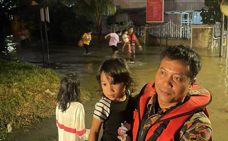 Firefighters wade through floodwaters for 2km to rescue seven in Klang