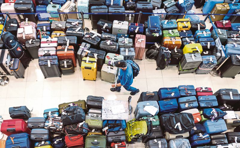 Floods leave 8,000 bags stranded at Bangkok airport