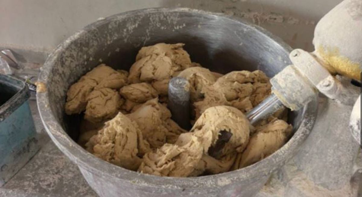 Jeddah authorities shut down two illegal sites, destroy over 3.4 tons of unsafe food