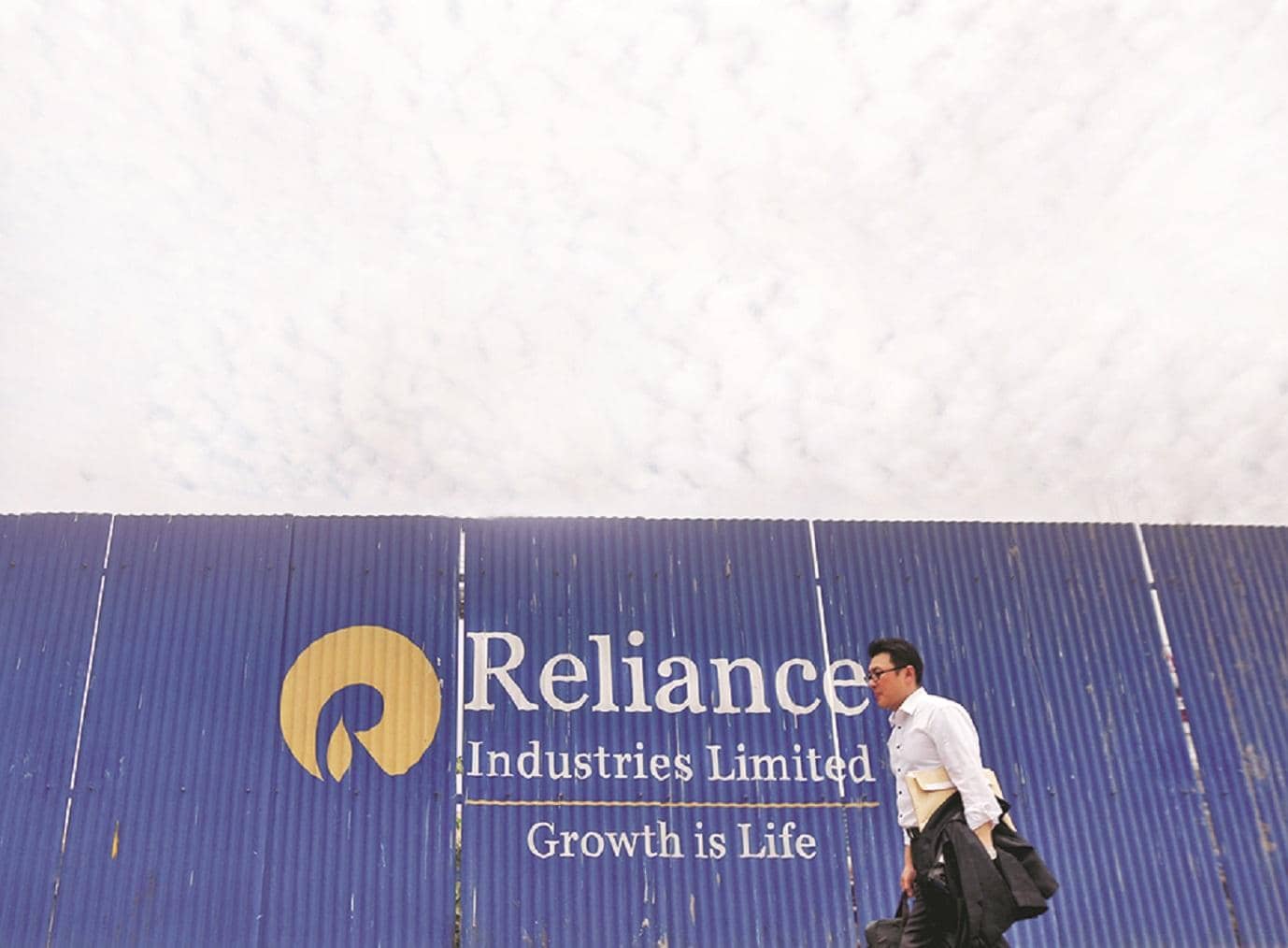 Reliance Industries raises ₹13,000 crore through 10-year bonds at 7.90%