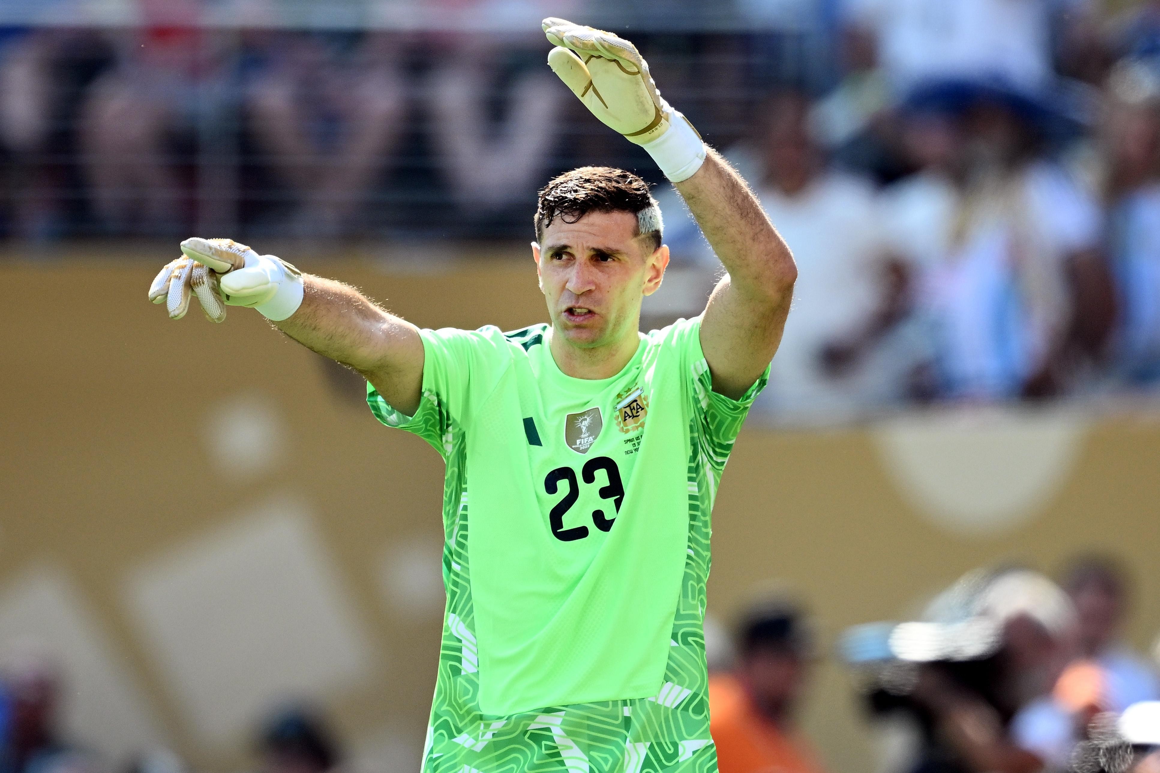 Reports: Juventus contact Emi Martinez again after Aston Villa make move for Zion Suzuki