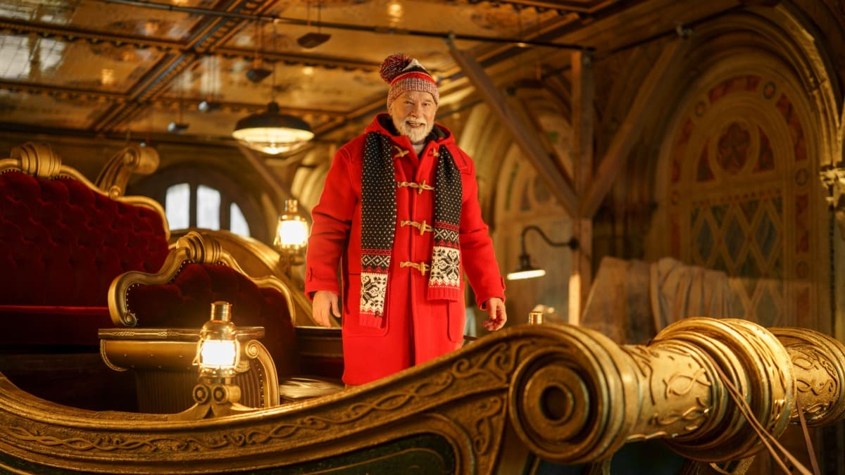 Arnold Schwarzenegger is The Man With The Bag in new Christmas movie trailer