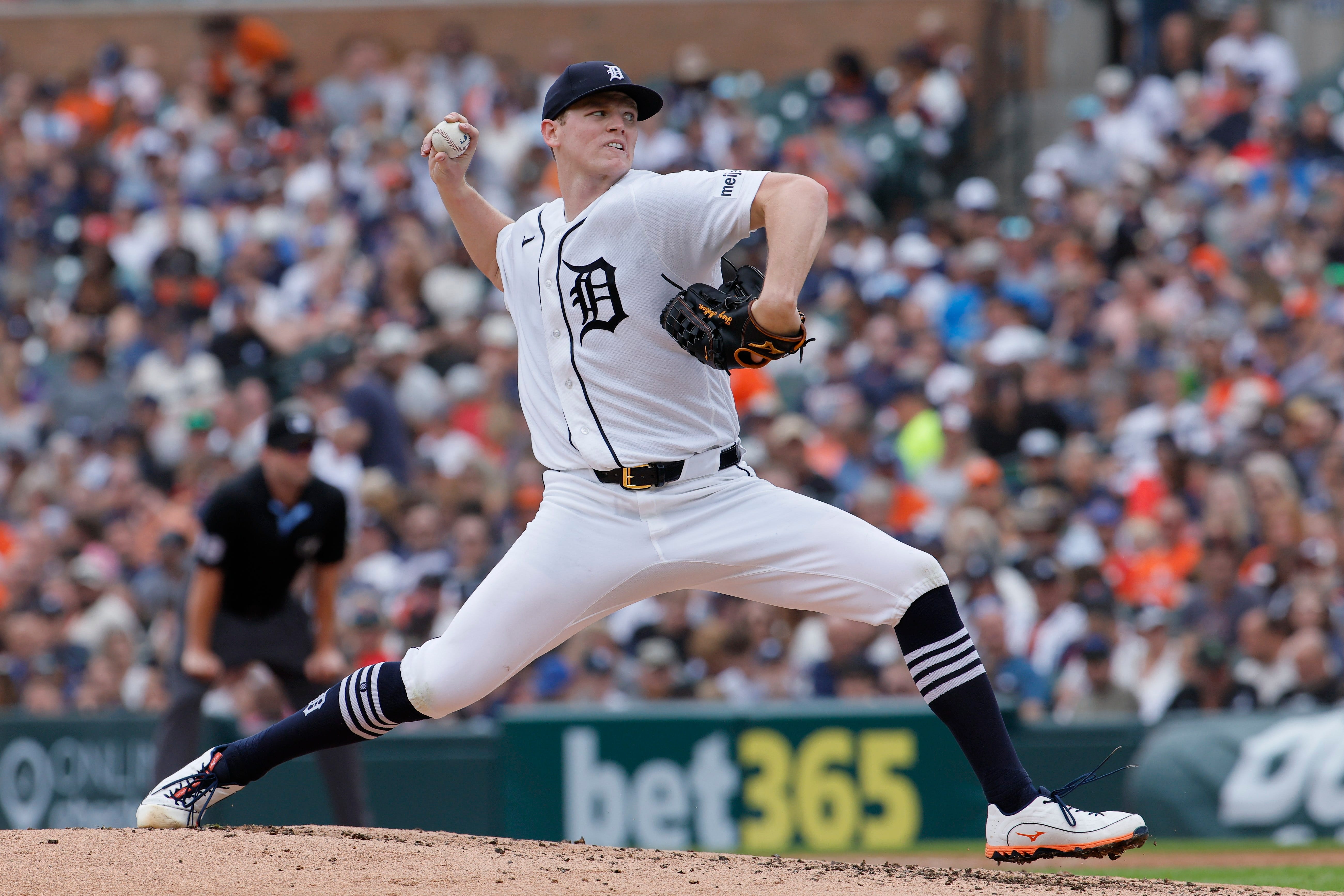 Tigers fall further behind aggressive White Sox in MLB playoff race