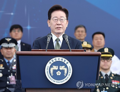 (LEAD) Lee vows to seek measures to reduce military tensions with N. Korea
