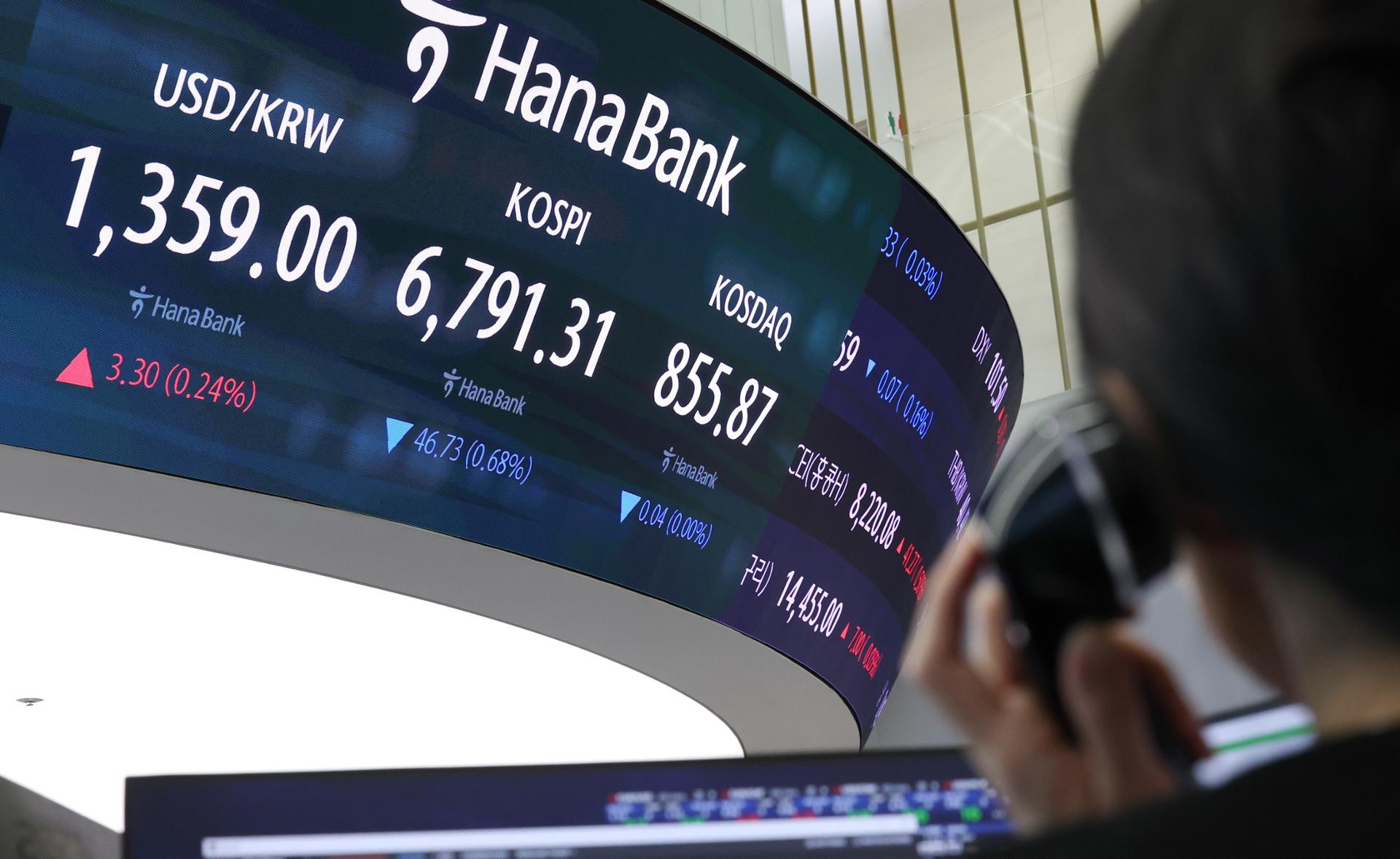Seoul shares narrow losses late Thursday morning amid inflation woes