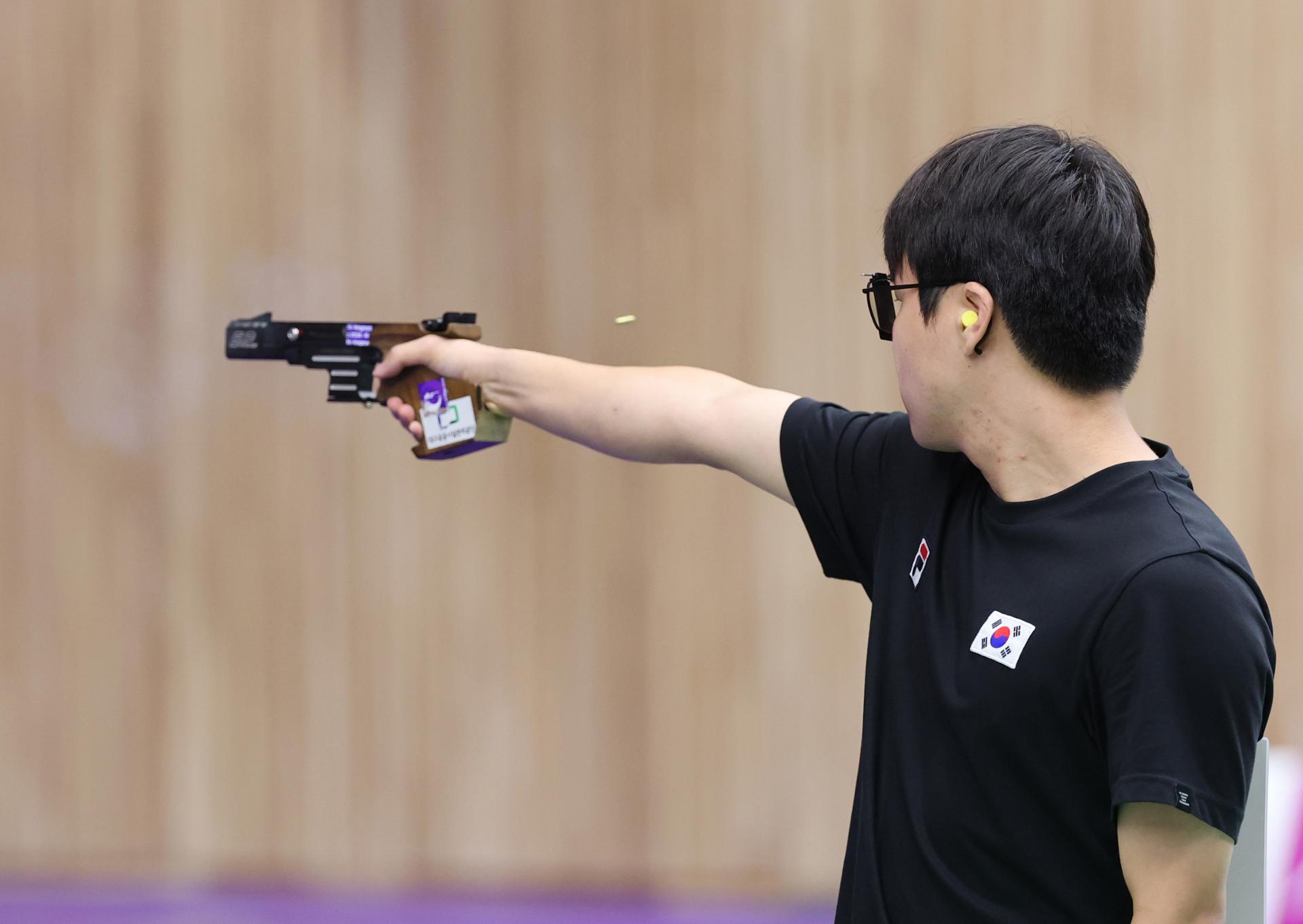 S. Korea's Lee Gun-hyeok wins gold in men's rapid fire pistol shooting