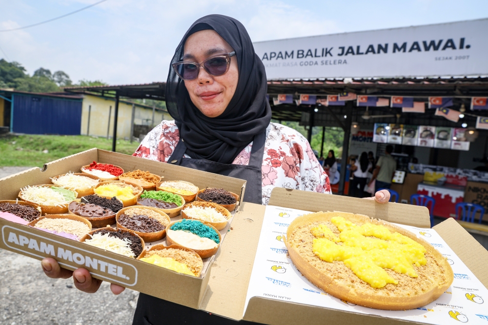 Still only RM4: Johor’s Jalan Mawai ‘apam balik’ keeps customers coming back after 19 years