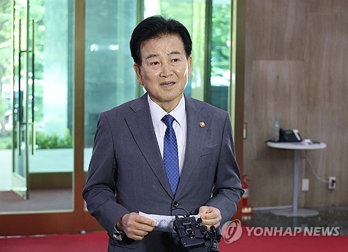 Unification minister proposes talks with N. Korea over border line amid DMZ tensions
