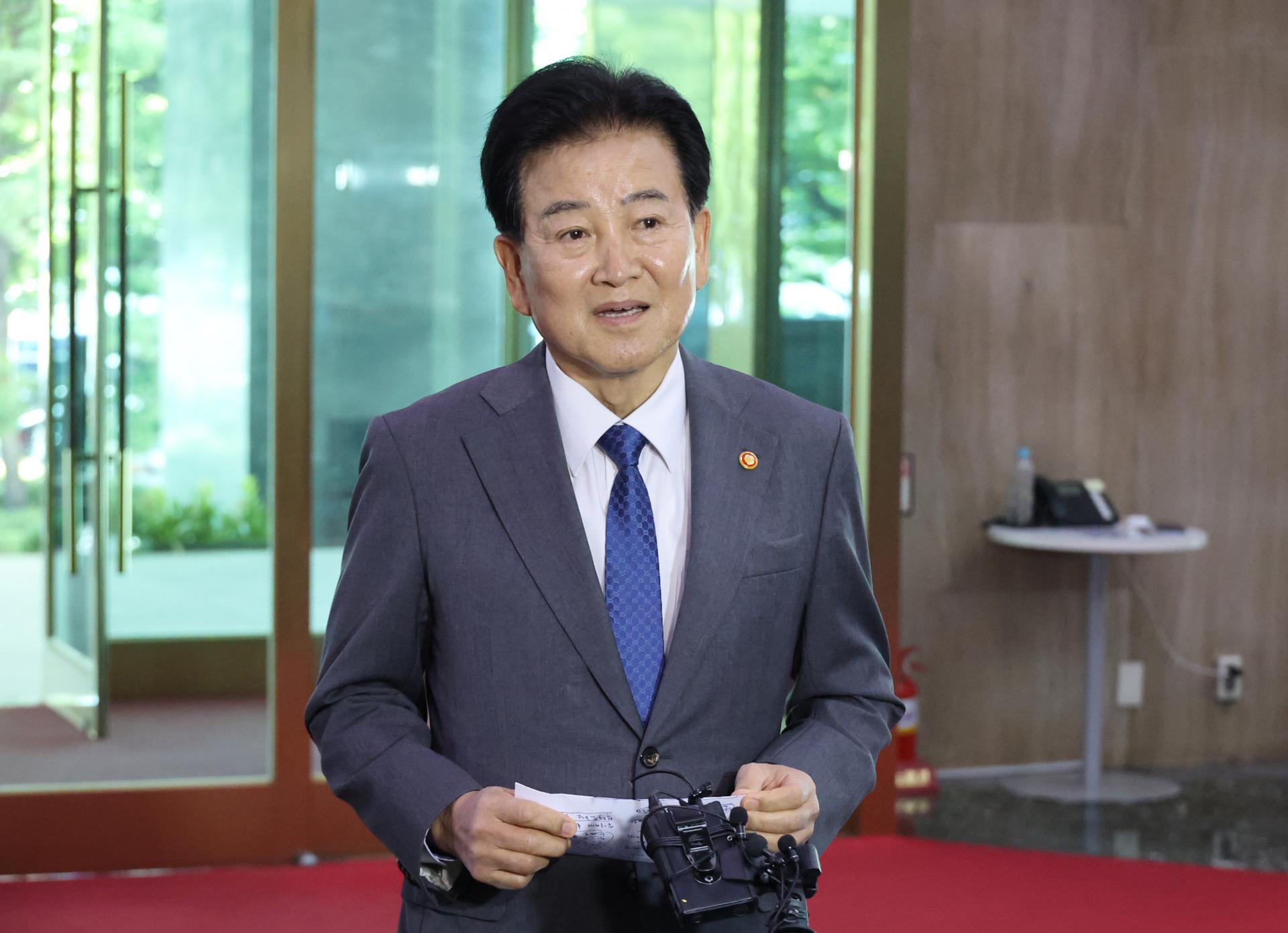 Unification minister proposes talks with N. Korea over border line amid DMZ tensions