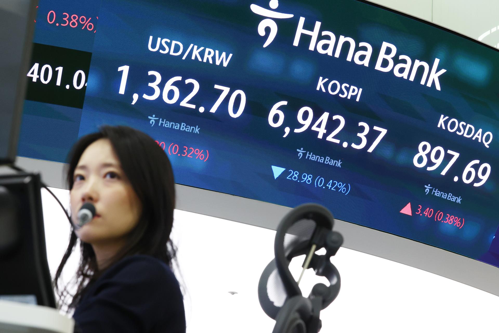 Seoul shares narrow losses late Fri. morning on tech gains
