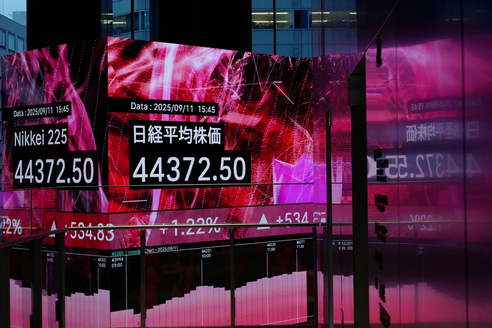 Asian stocks drop as oil spike fans rate hike bets, eyes on US jobs