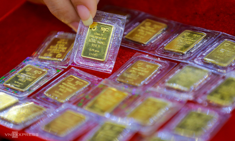 Gold prices decline