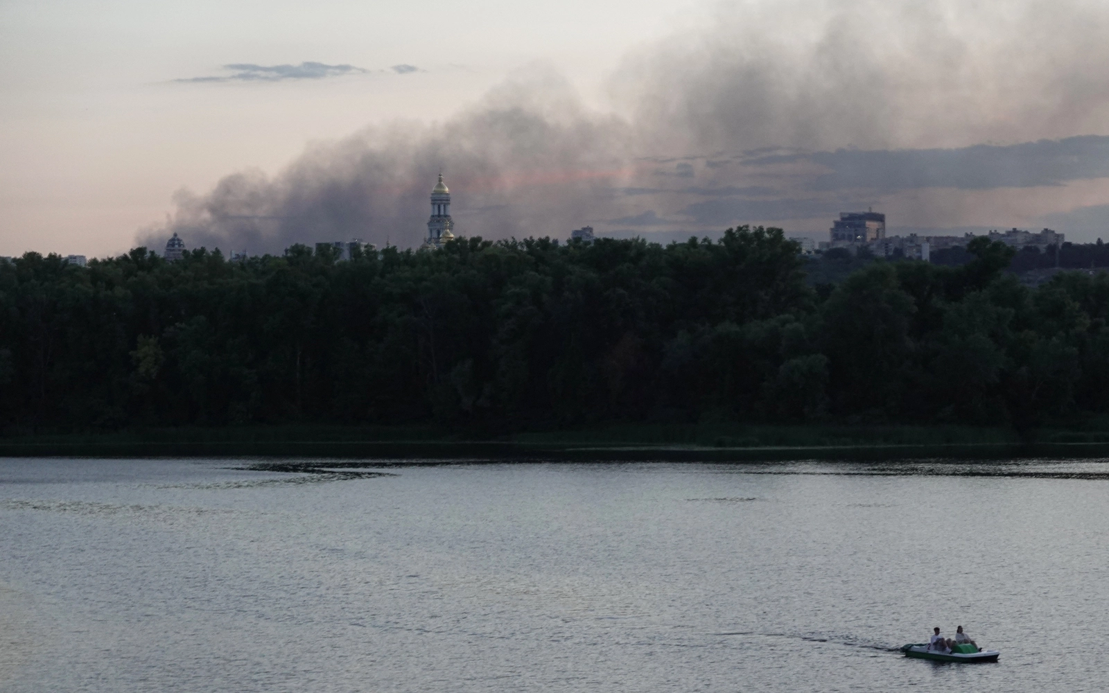 Russian air strikes hit Southern Bridge in Kyiv again, says mayor