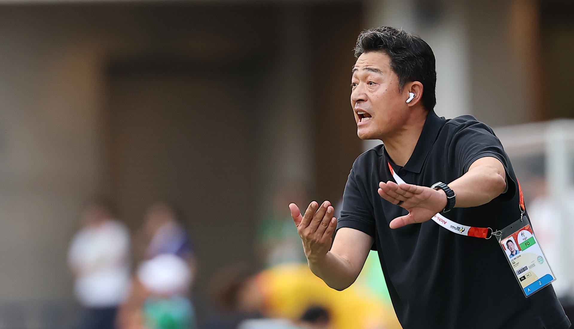 Football coach asks players to stay focused on final despite persistent operational issues