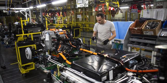 Industrie : « L’argent public européen doit servir la production européenne », défend Stéphane Séjourné