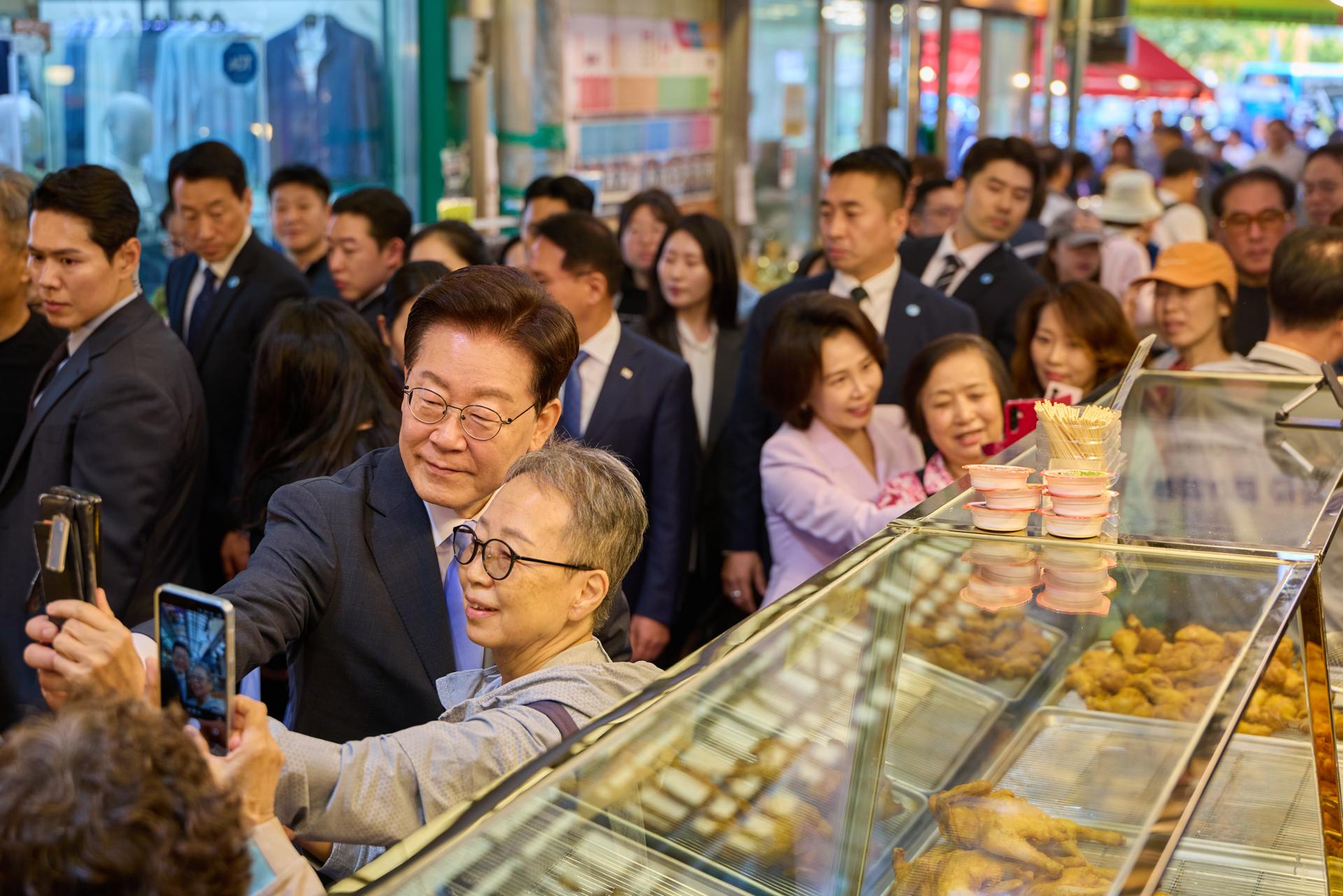 President Lee, first lady meet citizens at traditional market