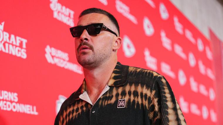 Travis Kelce shows off wedding band in first preseason Chiefs game