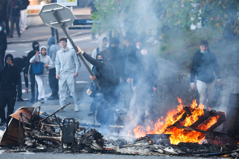 French student protests spread as hundreds of high schools shut