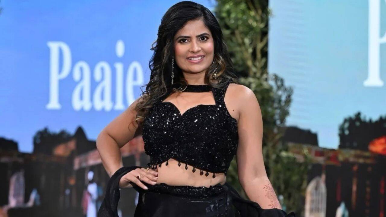 From software engineer to $100-an-hour mehndi artist: How a woman turned childhood art into a side hustle
