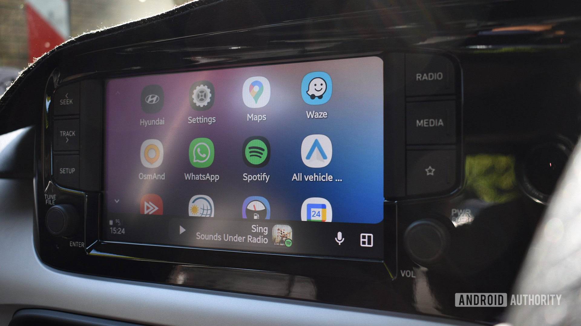 Android Auto’s signal bars are finally returning to dashboards