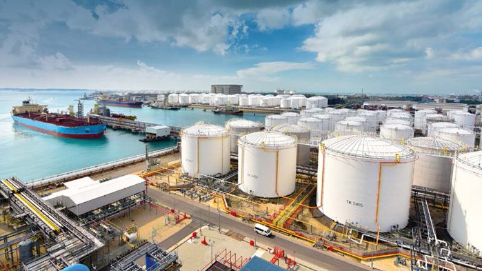 Hormuz Attacks Push Oil Toward $100 Despite US Crude Build