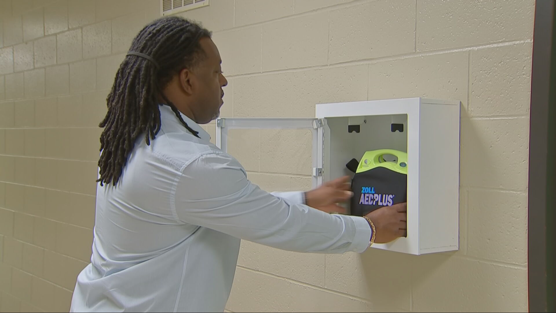 Damar Hamlin’s foundation provides new AED to Sto-Rox