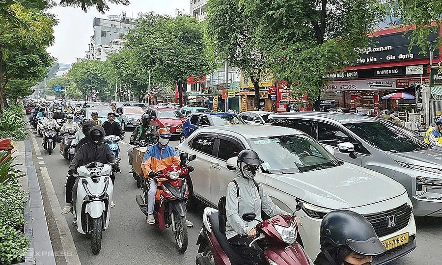 2 central HCMC roads to become one-way from Oct 10 for metro construction