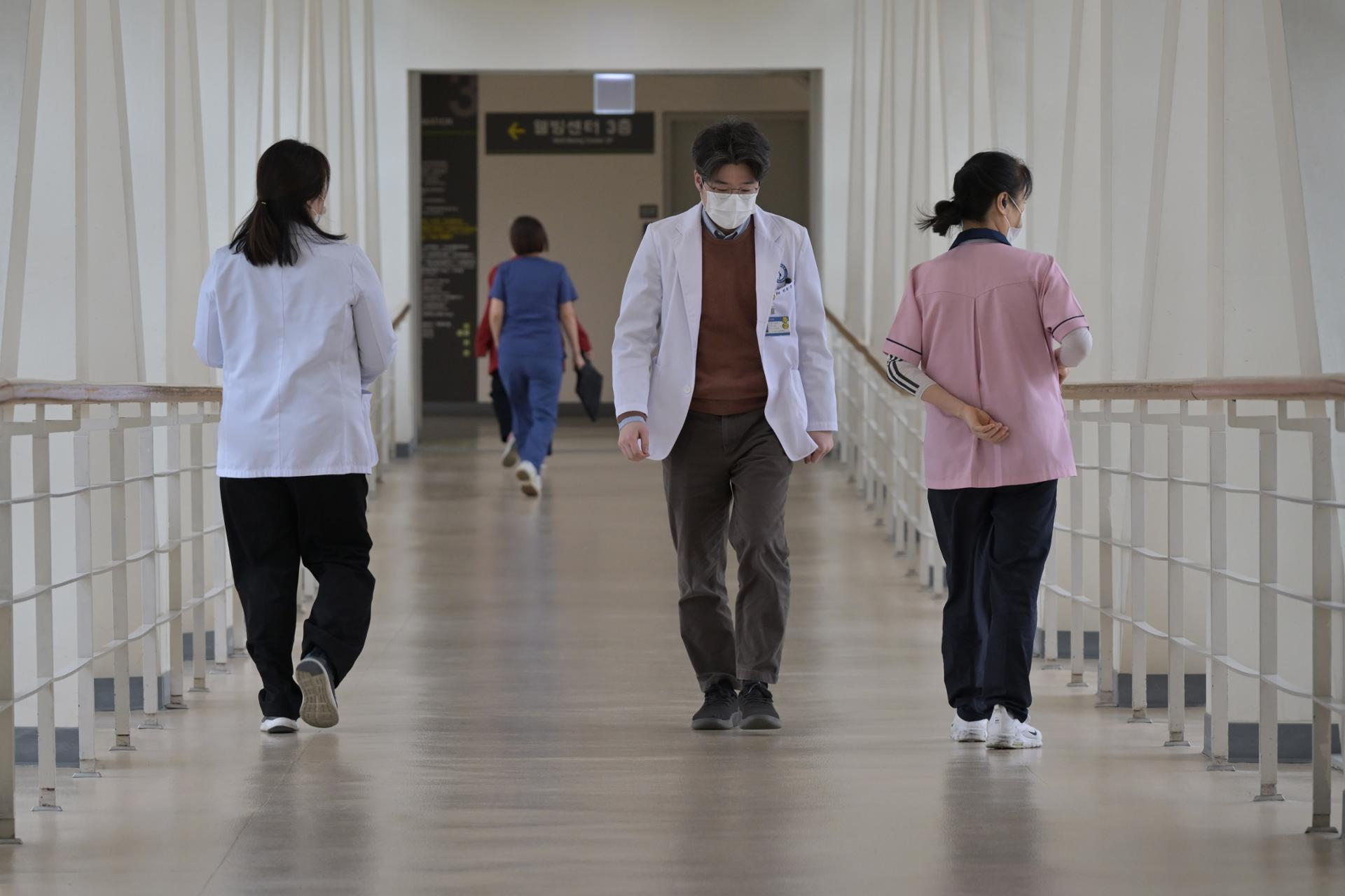 Dispute intensifies over police search of pediatric emergency room
