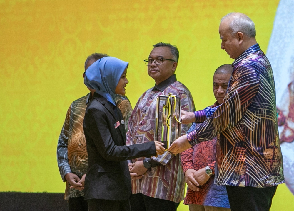 Sultan Nazrin graces Perak Merdeka Month programme with 214,095 student entries