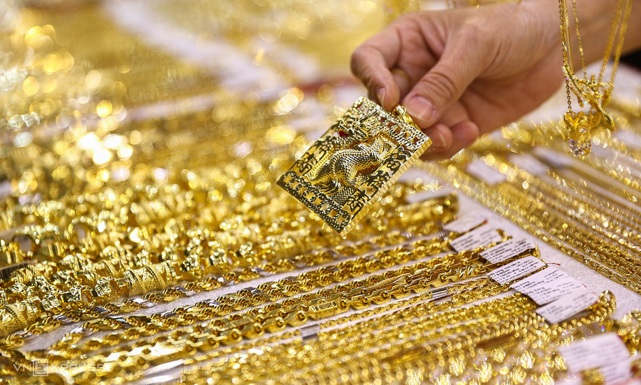 Gold prices fall