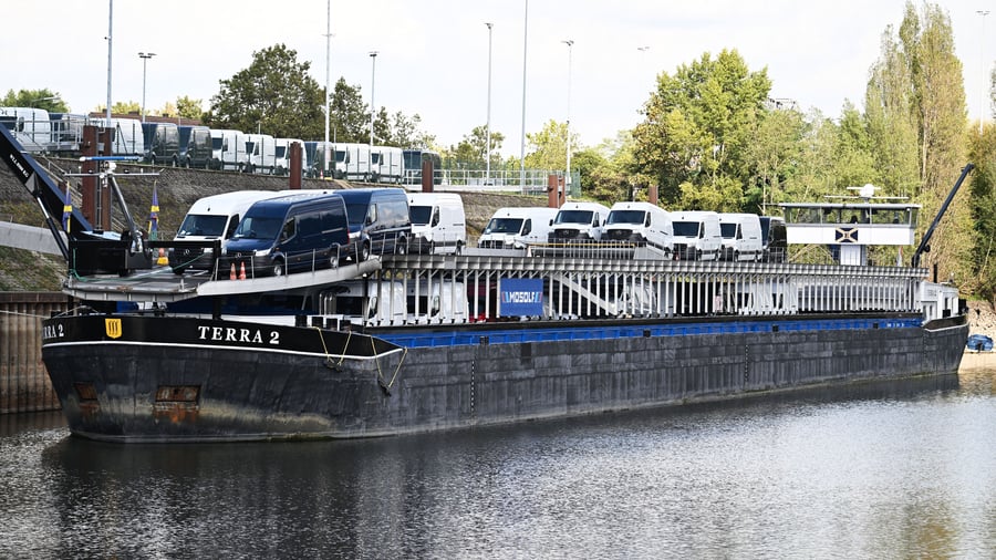 Niedrigwasser: Frachtschiff schafft es wieder auf den Rhein