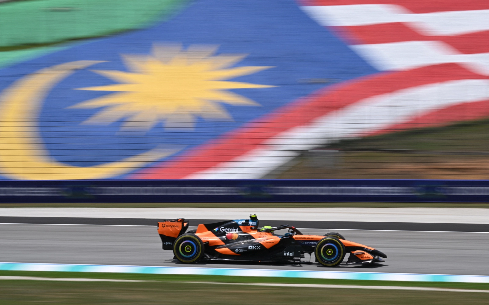 Norris blames Sepang tarmac as McLaren struggle in Bahrain GP qualifying