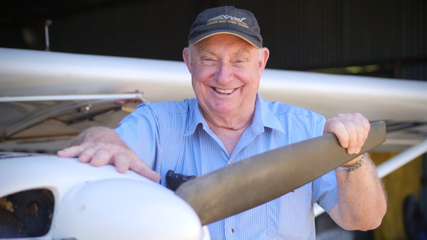The retired tradie who kept his dad's dream alive by building his own plane