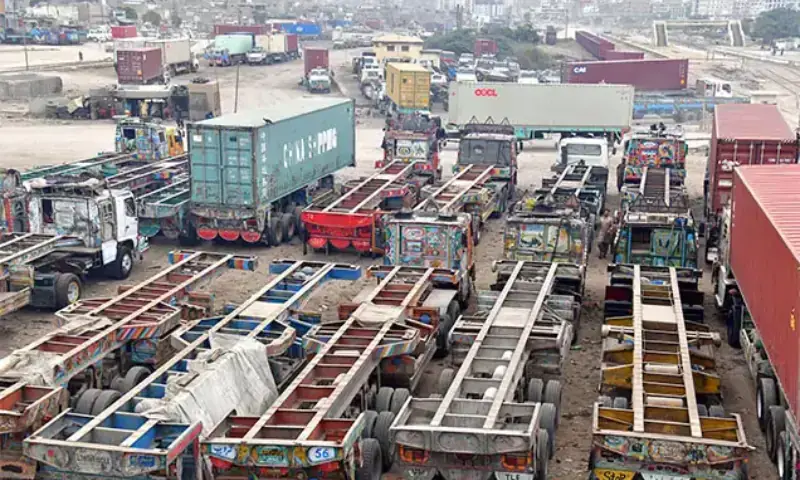 Govt opts for high-level talks as strike by truckers, edible oil transporters strains ports