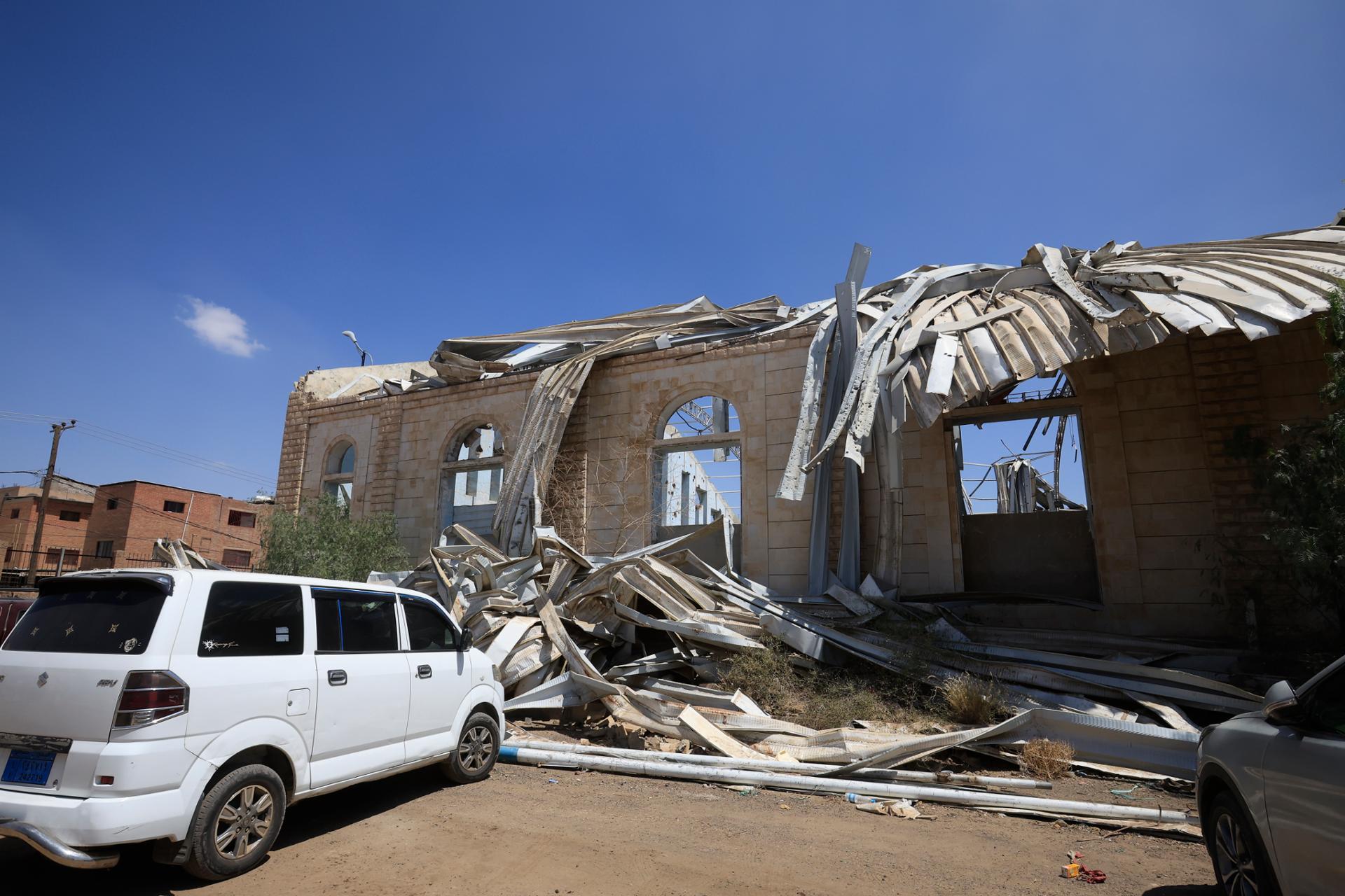 Yemen government forces say struck Houthi targets