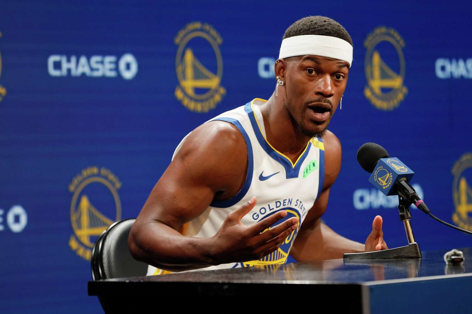 Warriors' Jimmy Butler has stayed active at training camp in Hawaii despite ACL rehab