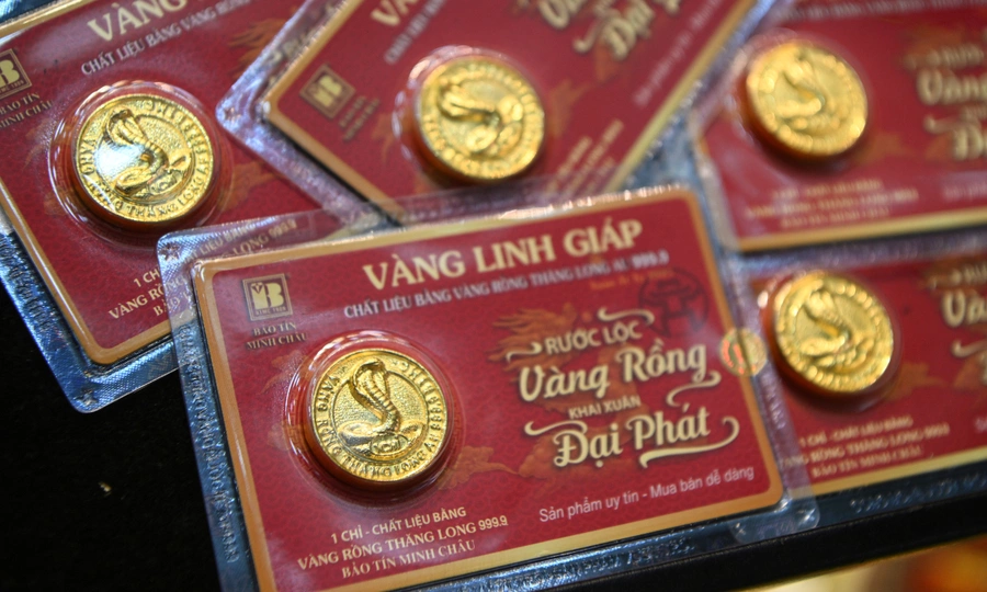 Gold prices decline